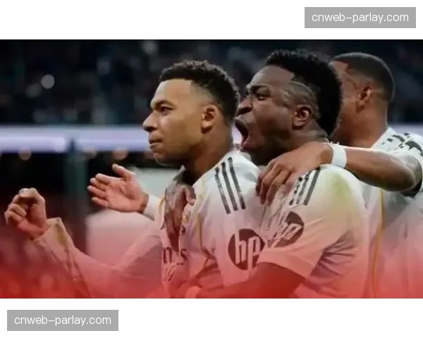 特写：点球绝杀后，姆巴佩跪地亲吻王子公园球场草皮