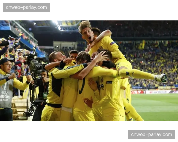 特写:看台上的弗格森爵士目睹曼联绝杀后振臂高呼