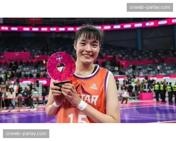 颁奖仪式特写：阿拉巴马大学女篮队员在夺得SEC锦标赛冠军后喜极而泣